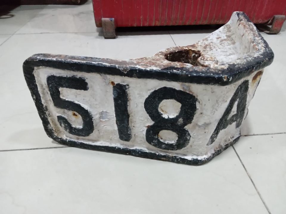 Imagen de Antigua placa kilometrica de ferrocarril 518 A
