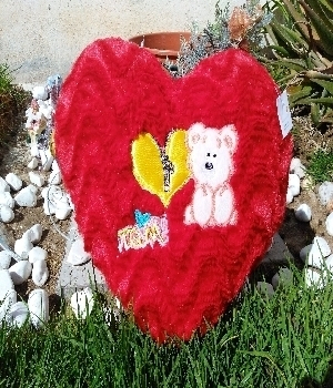 Imagen de Bonito corazon bordado rojo de 40 cms numero 0