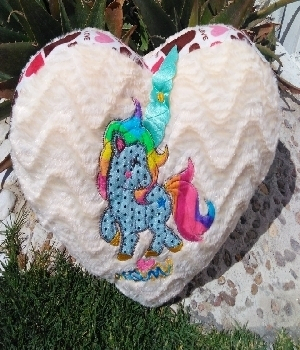 Imagen de Corazon de peluche bordado grande unicornio