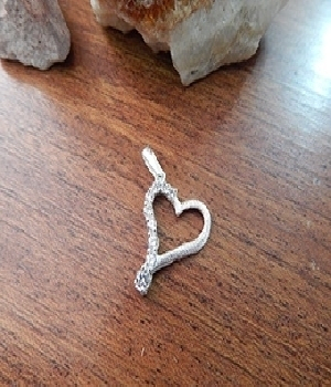 Imagen de Dije de plata corazon completo 2 cms con circonias