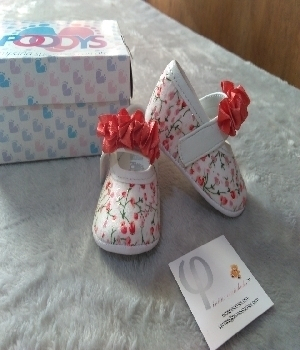 Imagen de Zapatos para bebe floreados blancos