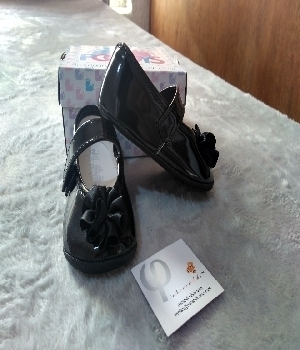 Imagen de Zapatos para bebe negros brillantes floreados
