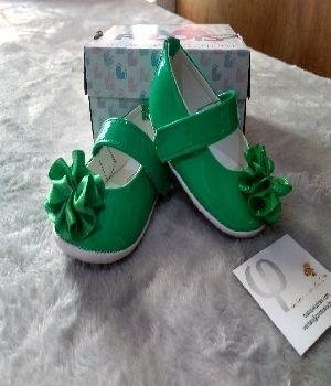Imagen de Zapatos para bebe verdes brillantes