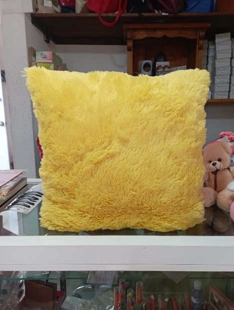 Imagen de Cojin de peluche color amarillo de 40 x 40 cm numero 0