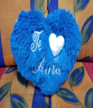 Imagen de Corazón de peluche azul bordado de 27 cms te amo numero 0