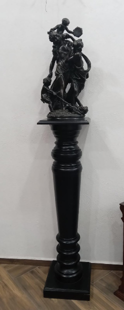Imagen de Escultura de bronce europea firmada por Clodion base de madera numero 0