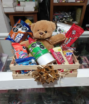 Imagen de Regalo personalizado caja de madera con dulces y  osito en el centro numero 2