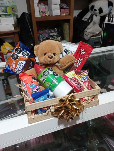 Imagen de Regalo personalizado caja de madera con dulces y  osito en el centro numero 1