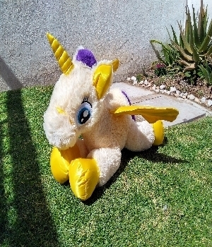Imagen de Unicornio de peluche 75 cms amarillo  numero 0