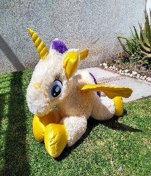 Imagen de Unicornio de peluche 75 cms amarillo  numero 0